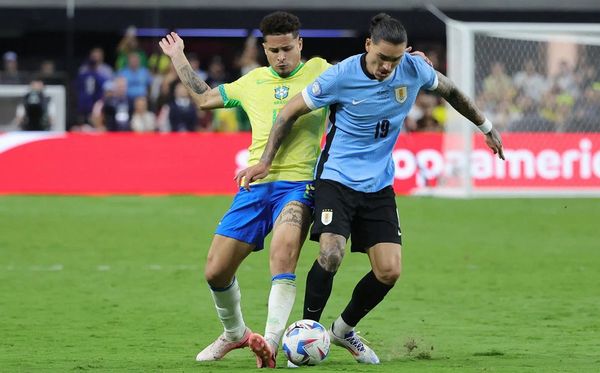 João Gomes em lance de disputa de bola com Darwin Núñez