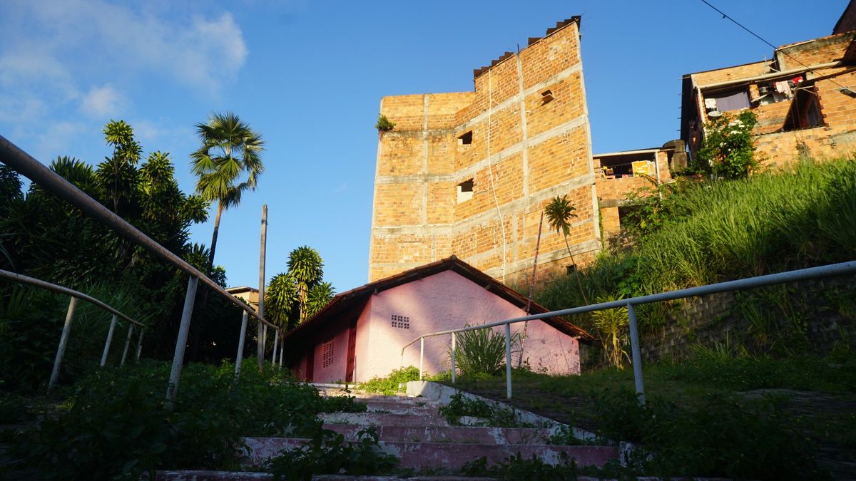 Imóvel foi construído de forma irregular e apresentava risco de queda