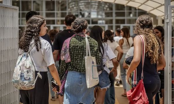 Candidatos chegam para fazer a segunda etapa da prova do Enem 2023