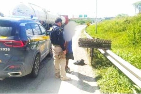 Polícia Rodoviária Federal flagrou o momento em que o momento tentava furtar o material