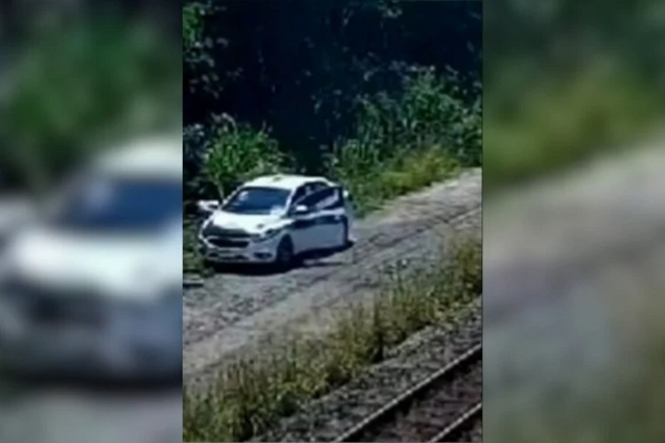 Carro foi abandonado em pista