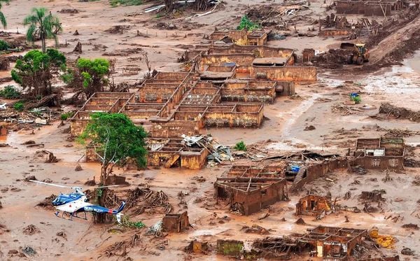 Rompimento de uma barragem da Samarco localizada em Mariana (MG) liberou uma avalanche de rejeitos causando 19 mortes