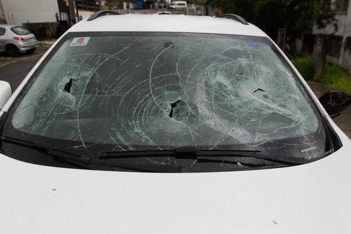 Carro ficou destruído após vandalismo de torcedores