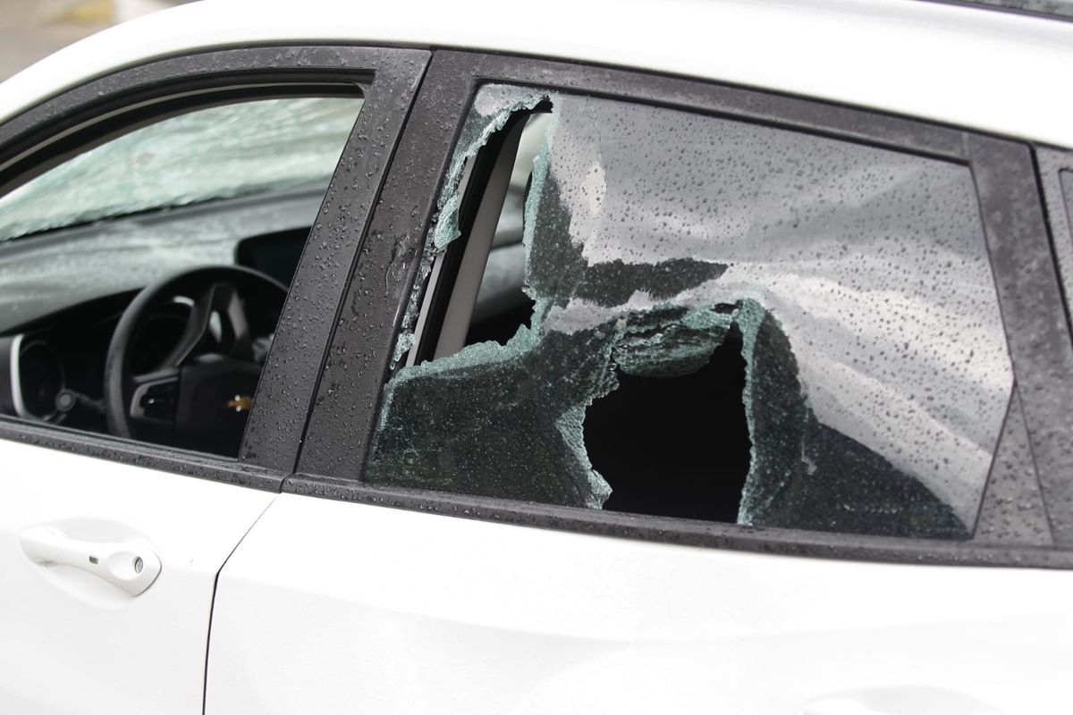 Janelas de carro foram destruídas após ataque