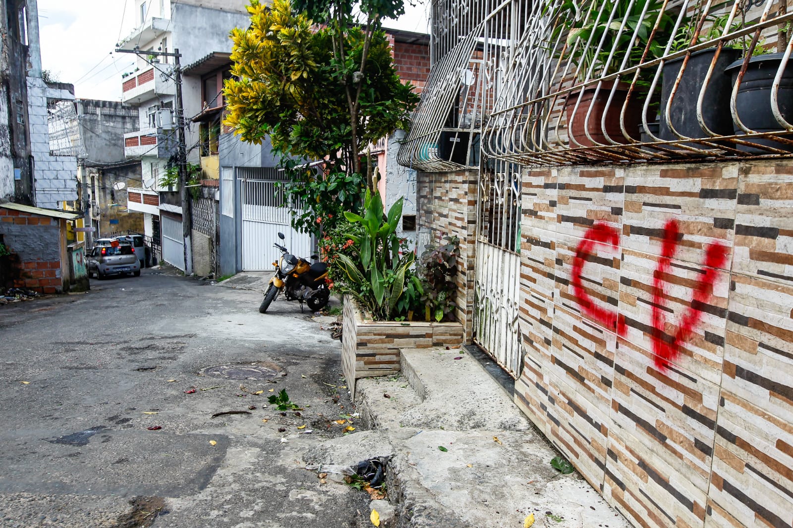 Pichação do CV em fachada de casa no Curuzu por Arisson Marinho/CORREIO