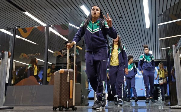 Marta no embarque da seleção feminina para a Olimpíada