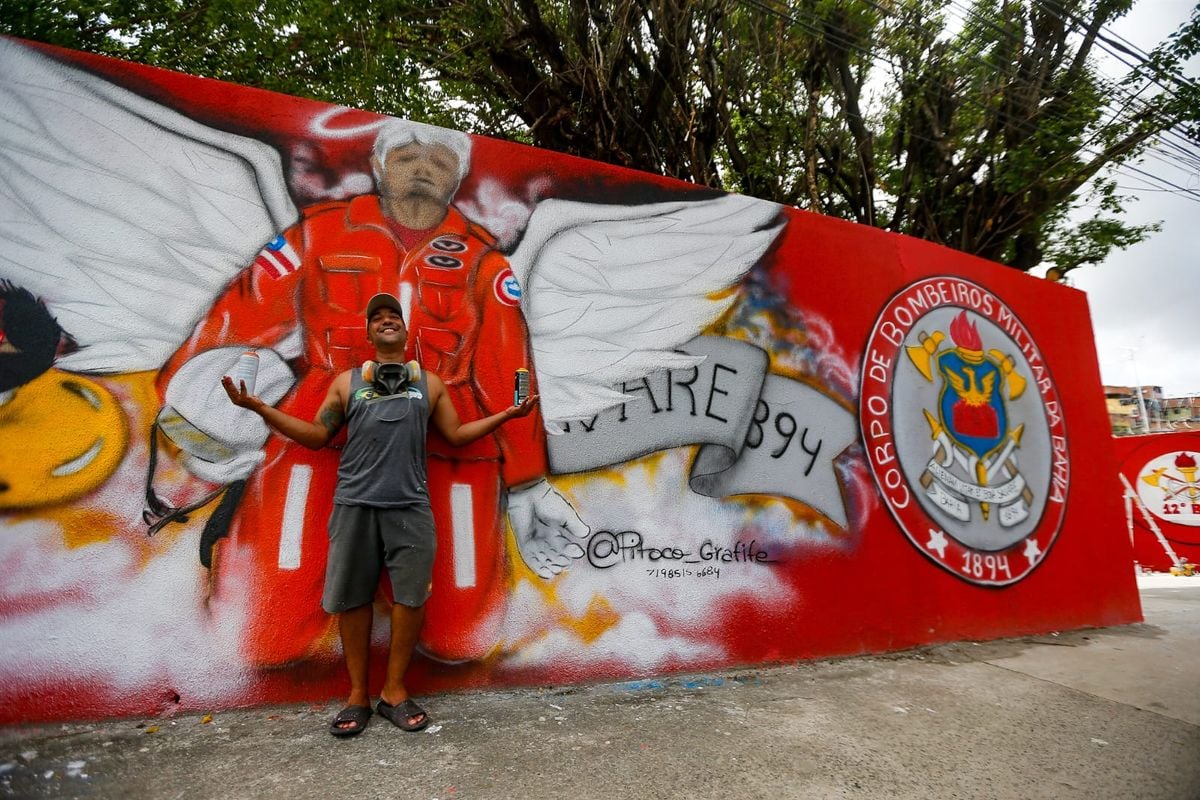 Pitoco em frente ao mural da sede do Salvar