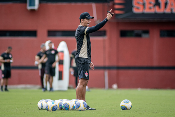 Sob o comando de Thiago Carpini, 8 dos 17 gols lamentados na Série A aconteceram a partir de cruzamentos em bolas paradas ou rolando 