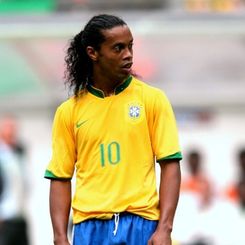 Imagem - Ronaldinho é eleito terceiro melhor jogador do século por rádio inglesa