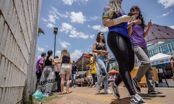 Candidatos chegam para fazer a segunda etapa da prova do Enem 2023, na UNIP em Brasília