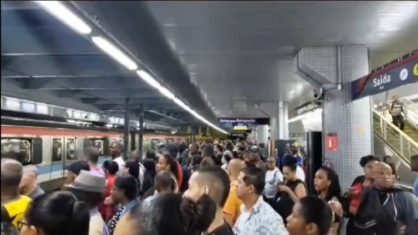 Multidão tenta acessar metrô em Salvador