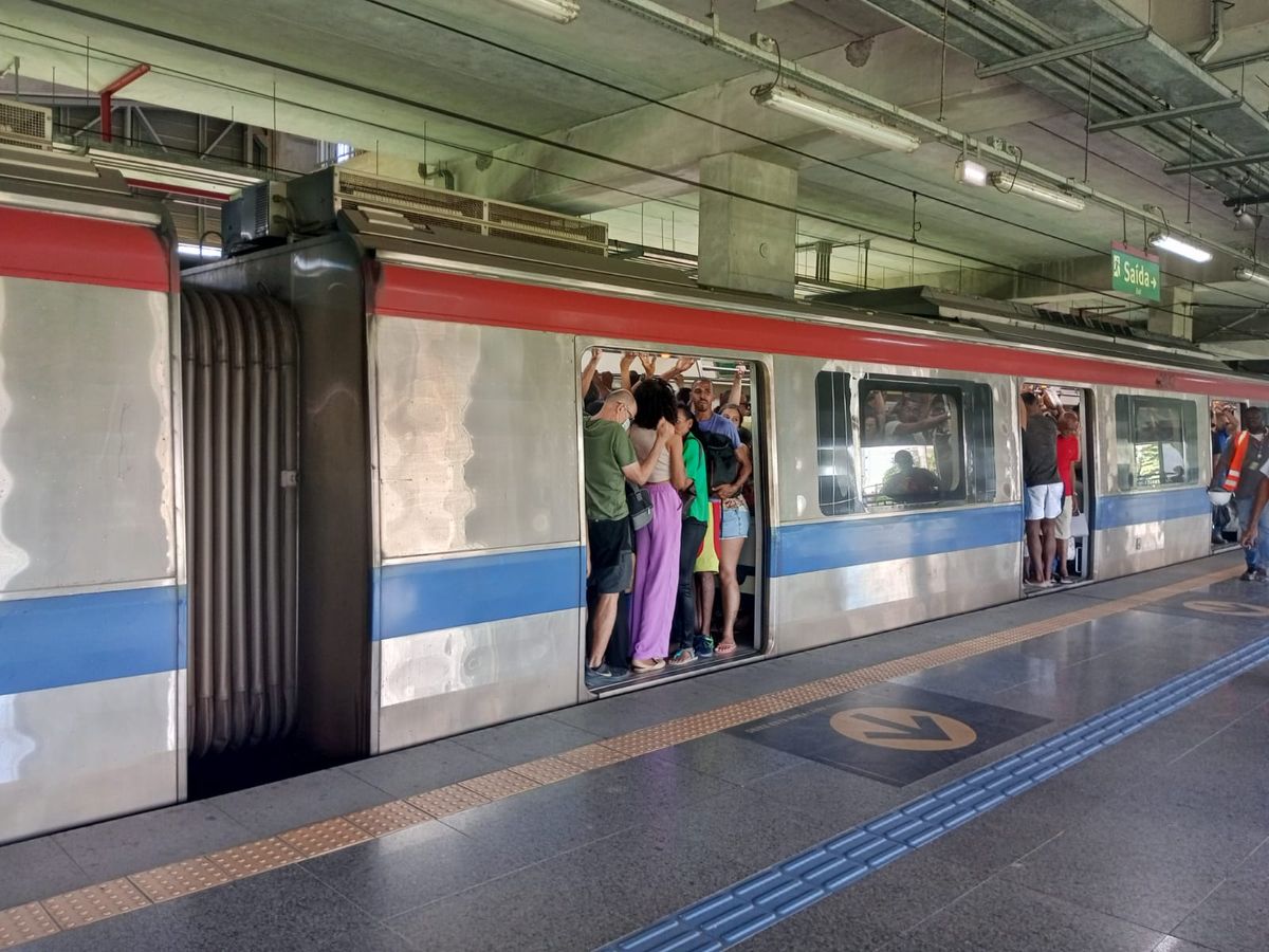 Passageiros na Linha 2 do Metrô