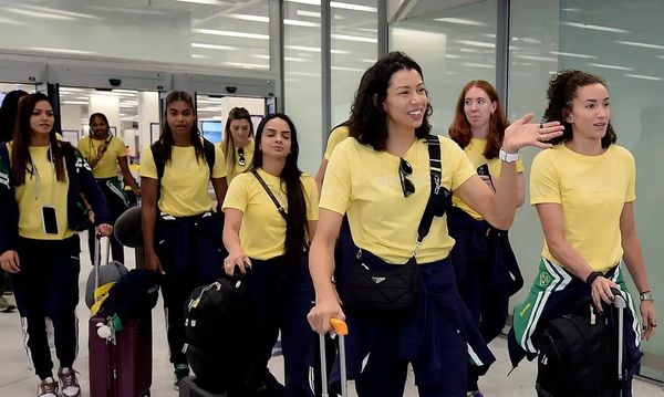 Seleção brasileira feminina de vôlei desembarca em Paris