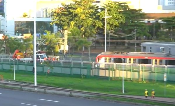 Um dos trens do metrô está parado na altura da Estação Imbuí