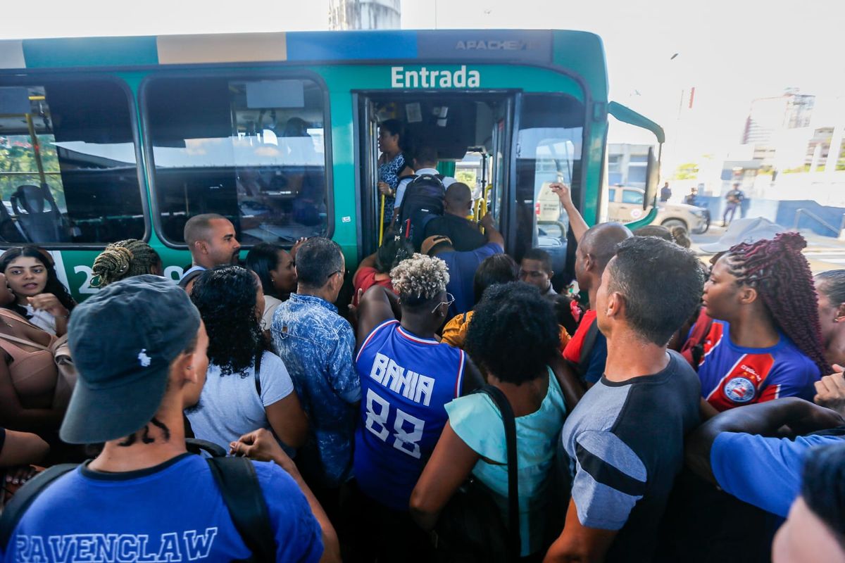 Usuários tentam entrar em ônibus na Estação Acesso Norte