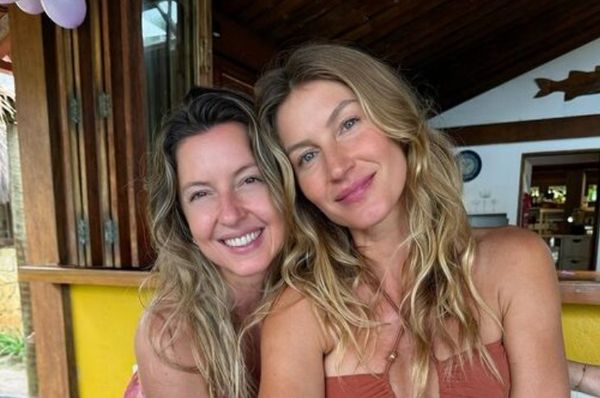  Gisele Bündchen ao lado da irmã, Patrícia Bündchen