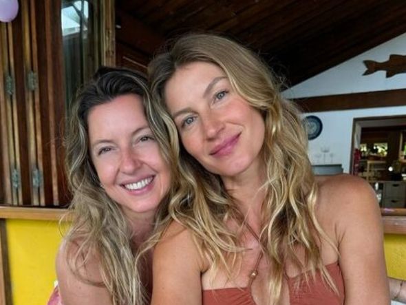 Imagem - Gisele Bündchen comemora aniversário em praia na Bahia com irmã gêmea