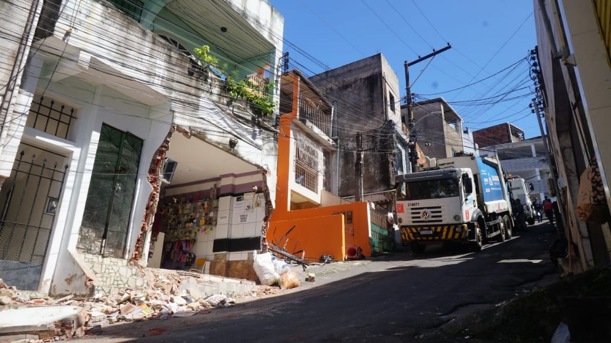 Caminhão da Limpurb invade casa