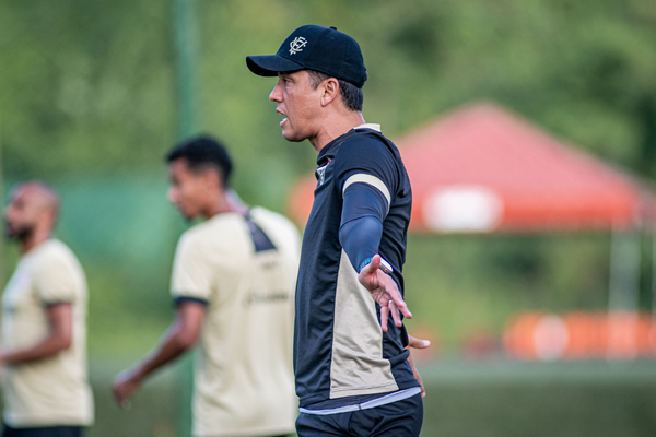 Thiago Carpini encontra dificuldades para manter o bom desempenho do Vitória na Série A