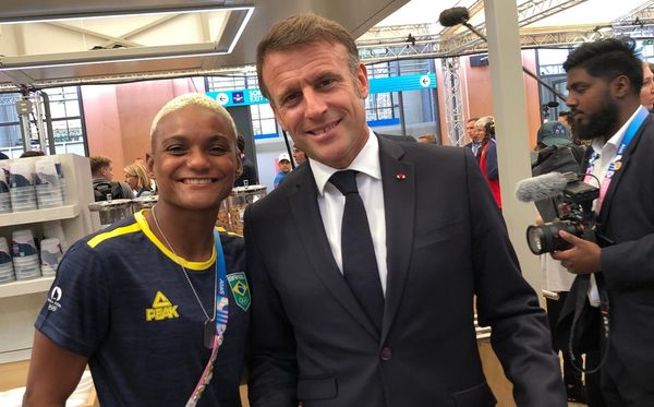 Yasmin Soares, do rugby, posou com Emmanuel Macron, presidente da França