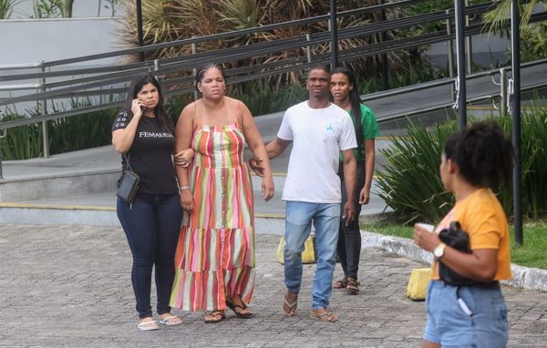 Mãe, de vestido listrado, foi quem desconfiou que crime pudesse ter sido cometido por vizinho