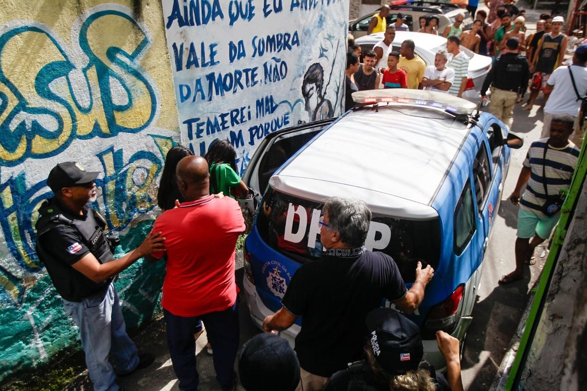 População cercou viatura da Polícia Civil