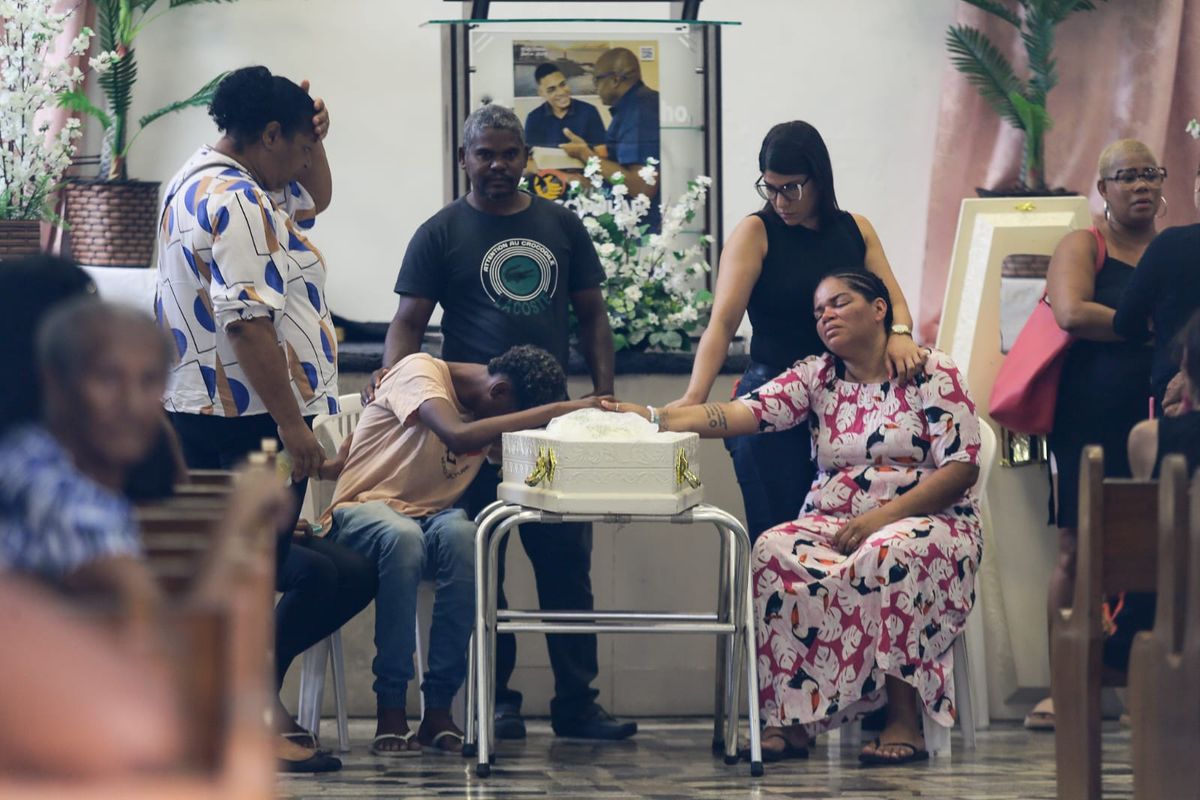 Família de Aisha Vitória durante velório