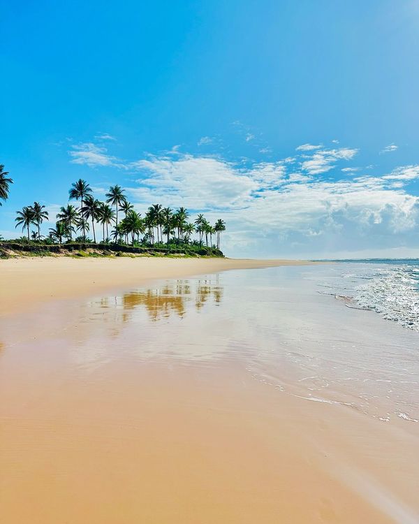 Praia é conhecida por mar tranquilo e bela paisagem