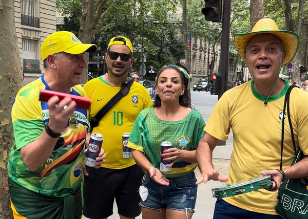 Samba pelas ruas de Paris