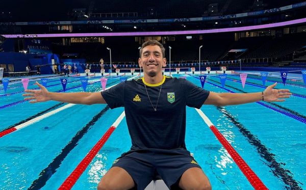 Baiano posa em frente à piscina da Arena Paris La Défense, onde disputará o revezamento 4x100 livre