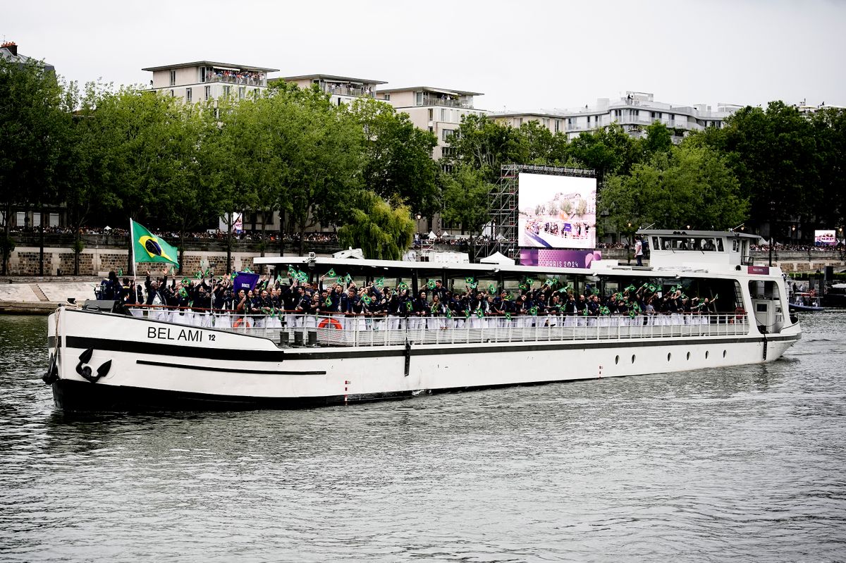 Barco da delegação do Time Brasil passa pelo Rio Sena durante a Cerimônia de Abertura dos Jogos Olímpicos Paris 2024