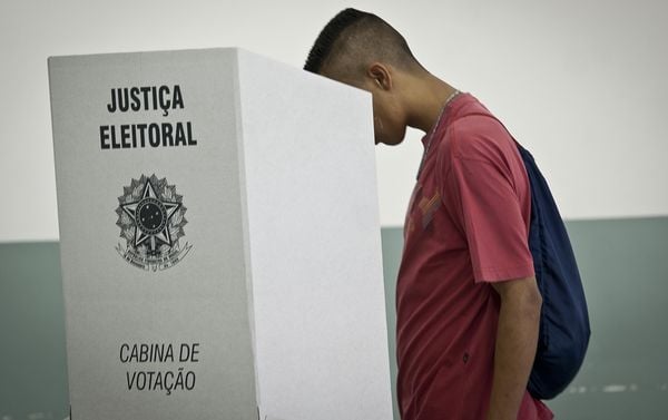 Jovem votando nas eleições