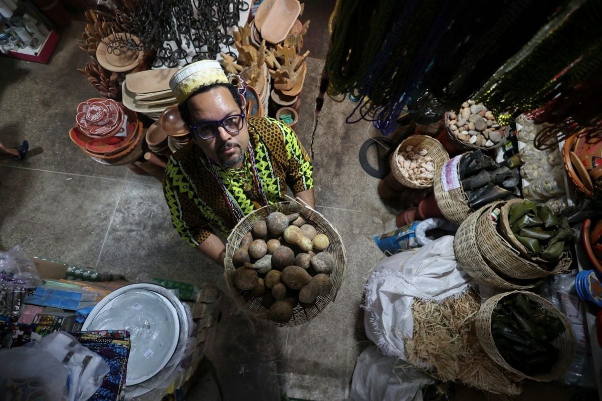 Pai César D’Ajagunã, coordenador da Federação Nacional do Culto Afro-Brasileiro (Fenacab),  na Feira de São Joaquim
