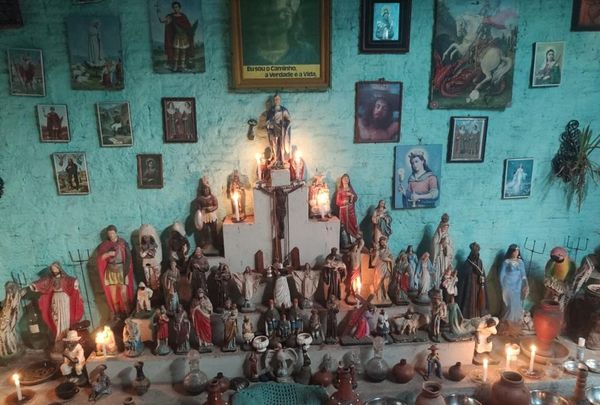 Peji (altar) do terreiro Pai Gil de Ogum, na Chapada Diamantina