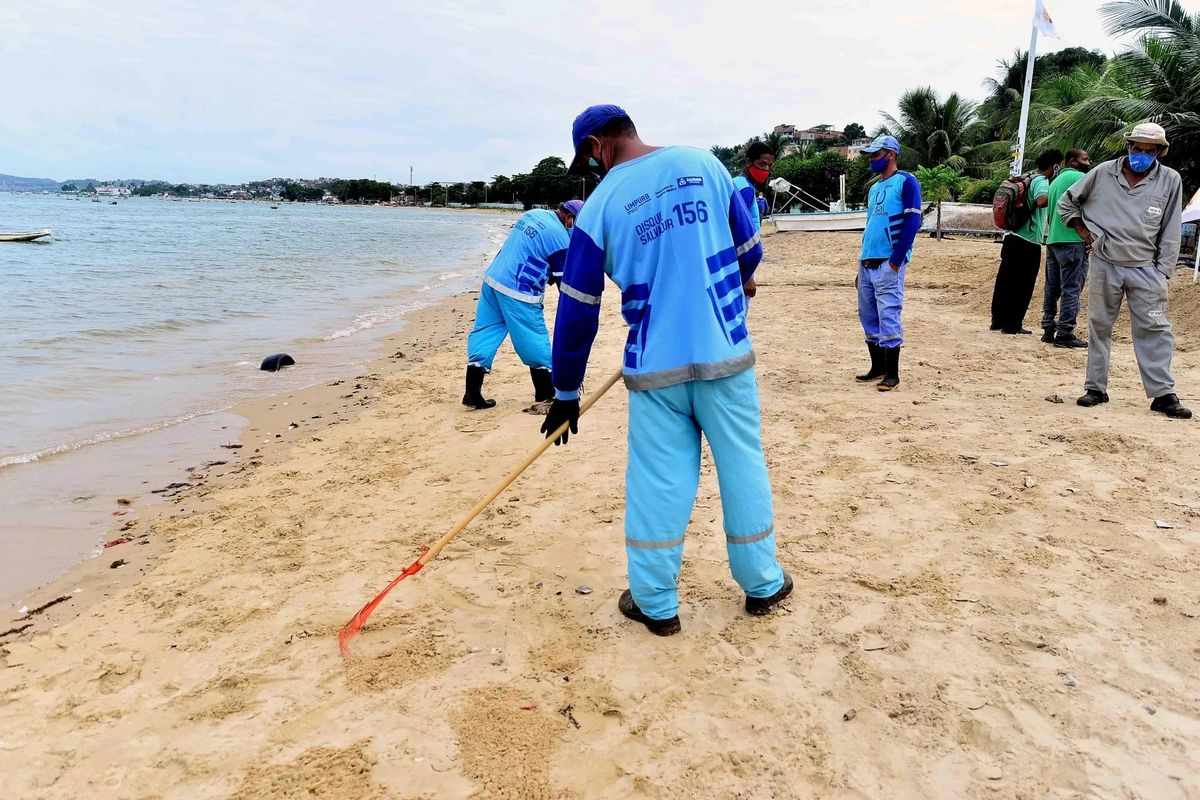 Agentes da Limpurb limpando praias 