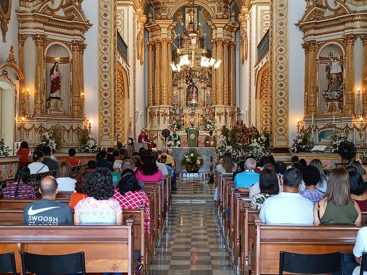 Igreja celebra Dias dos Avós com missa cheia