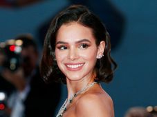 Imagem - Bruna Marquezine usa look de R$ 63 mil em festa de lançamento de nova série