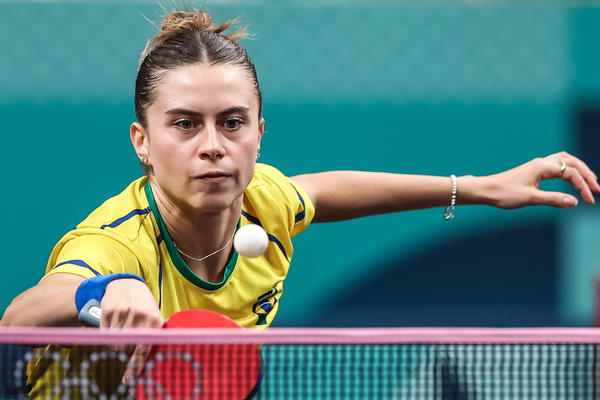A brasileira Bruna Takahashi está eliminada do torneio de simples de tênis de mesa