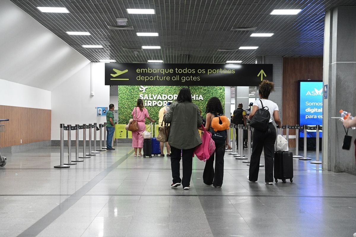 Adolescente viajando no aeroporto de Salvador