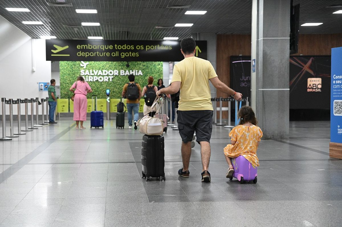 Criança viajando no aeroporto de Salvador