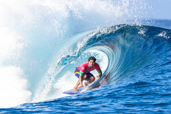 Gabriel Medina superou o japonês Kanoa Igarashi por 17,40 a 7,04 e avançou às quartas de final