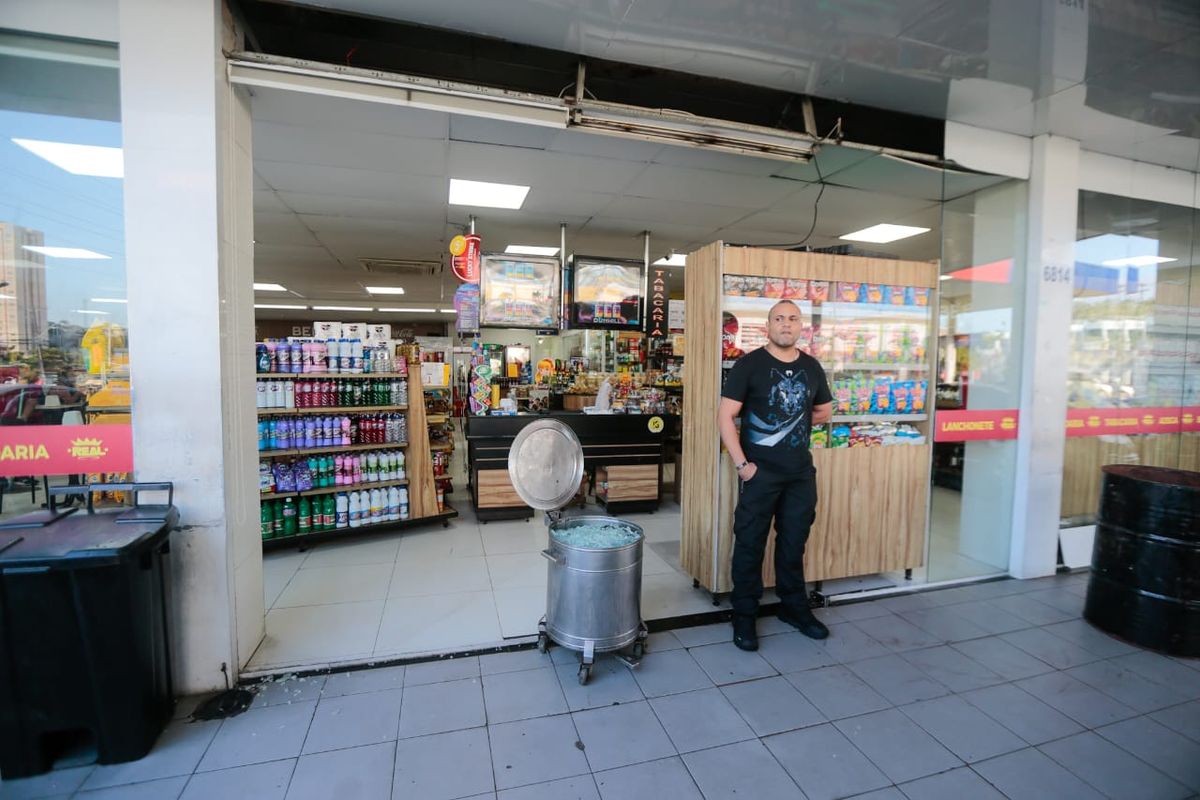 Loja de conveniência foi invadida por carro no domingo