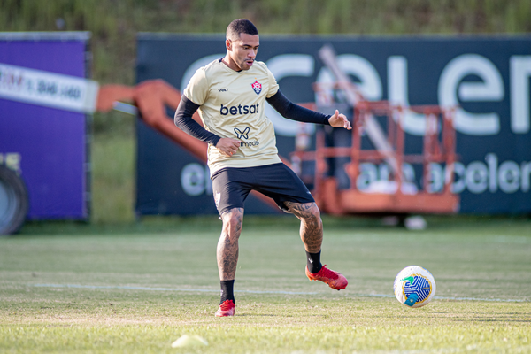 Lucas Esteves recebeu o terceiro cartão amarelo e está fora contra o Cuiabá