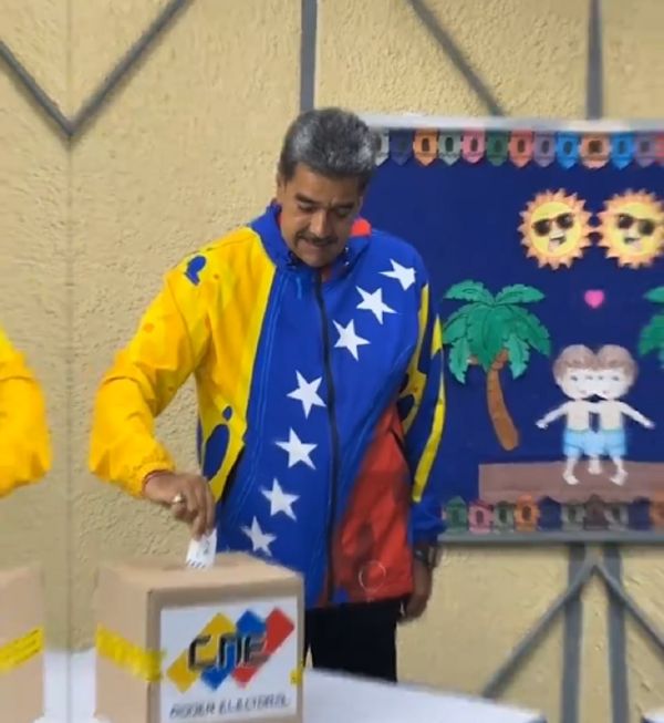 Nicolás Maduro vota na Venezuela