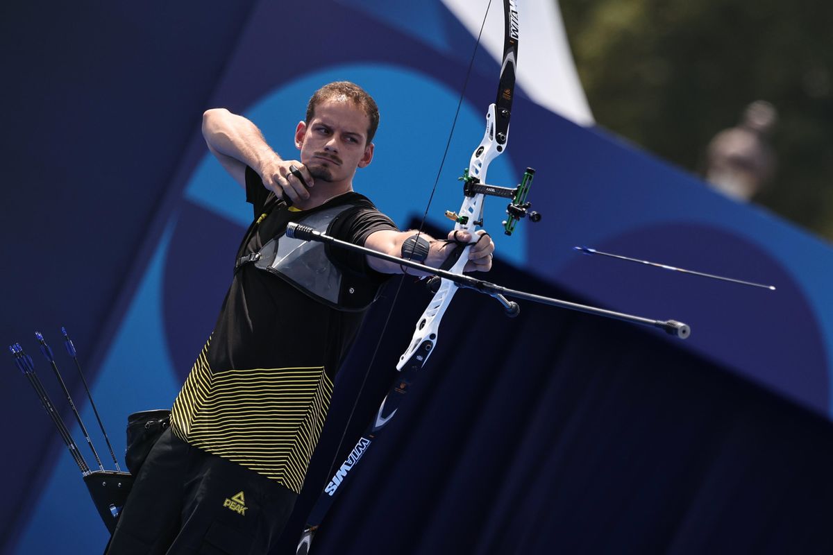 Atleta Marcus D'Almeida disputa tiro com arco masculino