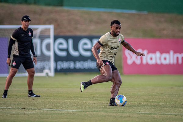 Luan Santos voltou a treinar com o grupo após transição