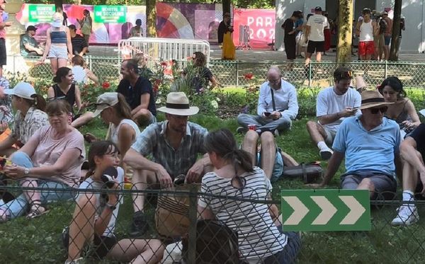 Torcedores se abrigaram na sombra para escapar do sol forte em Paris