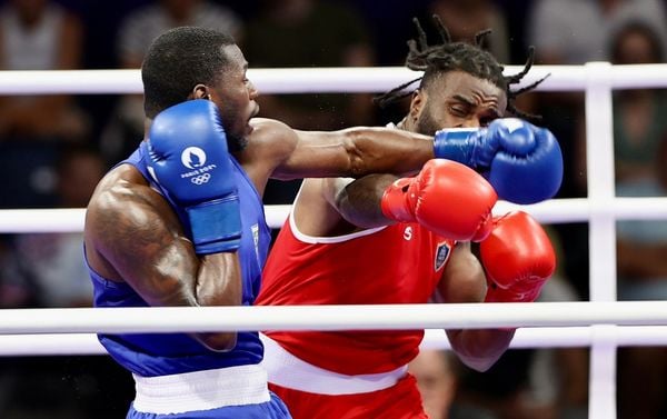 2024.07.30 - Jogos OlÃ­mpicos Paris 2024 - Boxe masculino. O atleta brasileiro Wanderley Pereira 'Holyfield' (de azul) em duelo contra o haitiano Cedrick Belony-Duliepre nas oitavas de final da categoria meio-pesado (80 kg). Foto: Gaspar NÃ³brega/COB