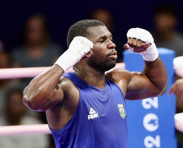 2024.07.30 - Jogos OlÃ­mpicos Paris 2024 - Boxe masculino. O atleta brasileiro Wanderley Pereira 'Holyfield' (de azul) em duelo contra o haitiano Cedrick Belony-Duliepre nas oitavas de final da categoria meio-pesado (80 kg). Foto: Gaspar NÃ³brega/COB