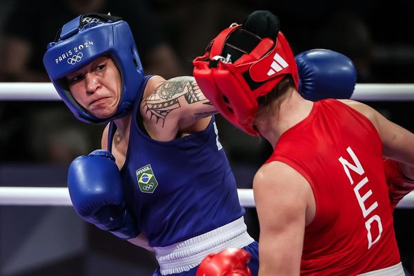 2024.07.31 - Jogos OlÃ­mpicos Paris 2024 - Boxe feminino - Beatriz (Bia) Ferreira (de azul) em aÃ§Ã£o contra a holandesa Chelsey Heijnen nas quartas de final da categoria atÃ© 60kg feminina. Foto: Gaspar NÃ³brega/COB